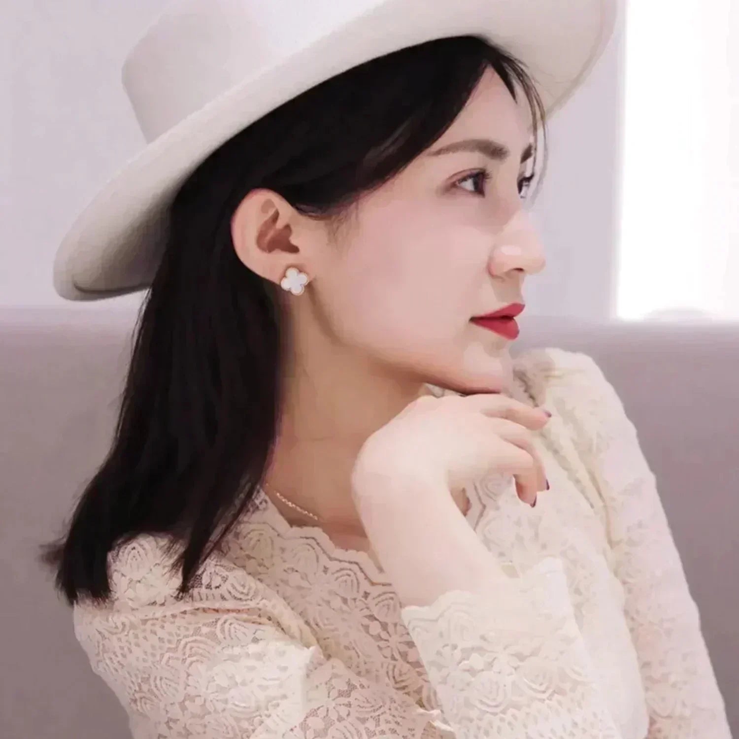 ¡®Imperial¡¯CLOVER MEDIUM 1 MOTIFS  WHITE MOP STUD EARRINGS