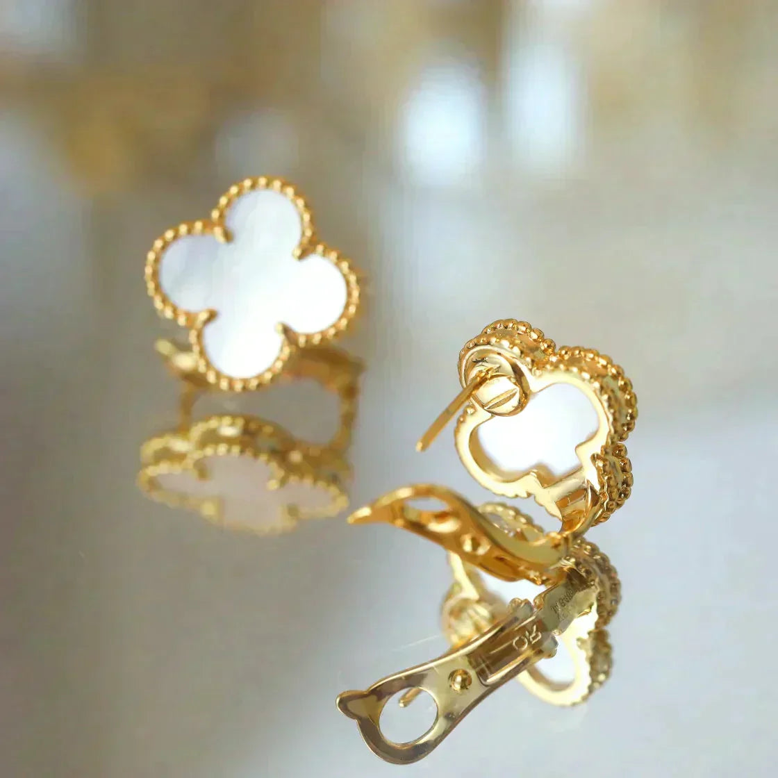 ¡®Imperial¡¯CLOVER MEDIUM 1 MOTIFS  WHITE MOP STUD EARRINGS