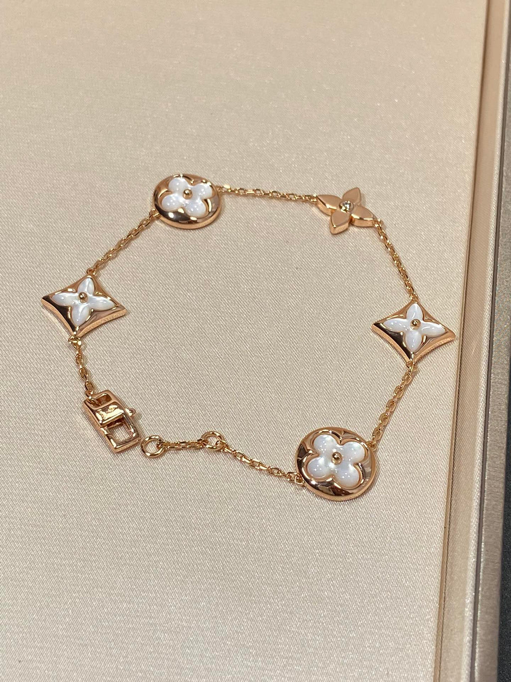¡®Imperial¡¯STAR AND SUN 5 MOTIF MOP PINK GOLD BRACELET