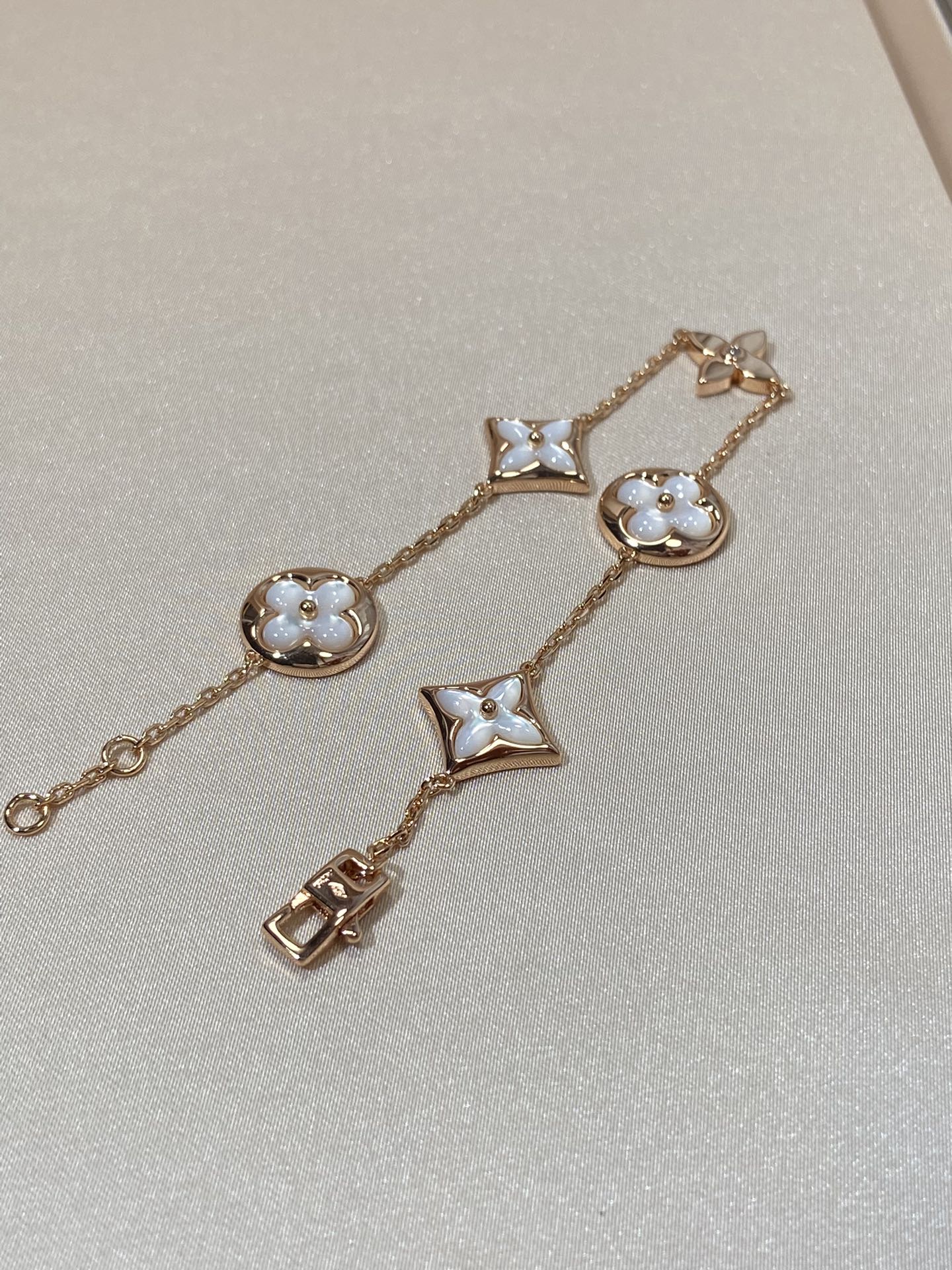 ¡®Imperial¡¯STAR AND SUN 5 MOTIF MOP PINK GOLD BRACELET