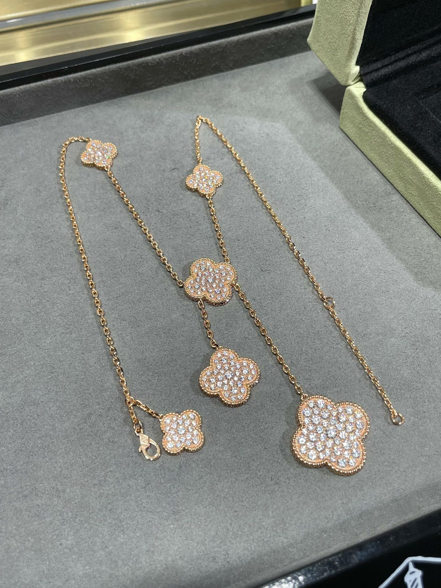 ¡®Imperial¡¯CLOVER 6 MOTIF DIAMOND PAVED NECKLACE