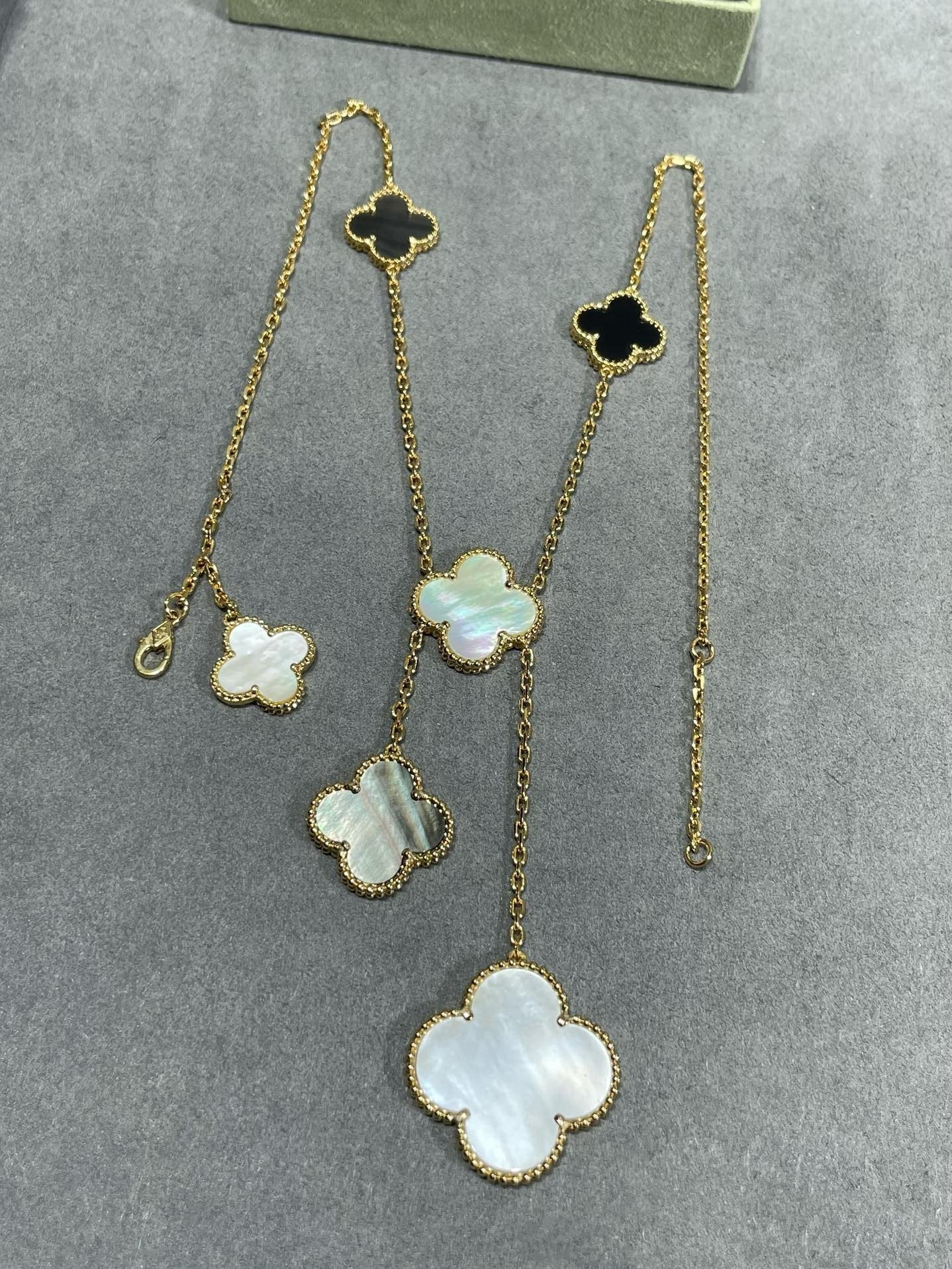 ¡®Imperial¡¯CLOVER 6 MOTIF MOP ONYX GOLD NECKLACE