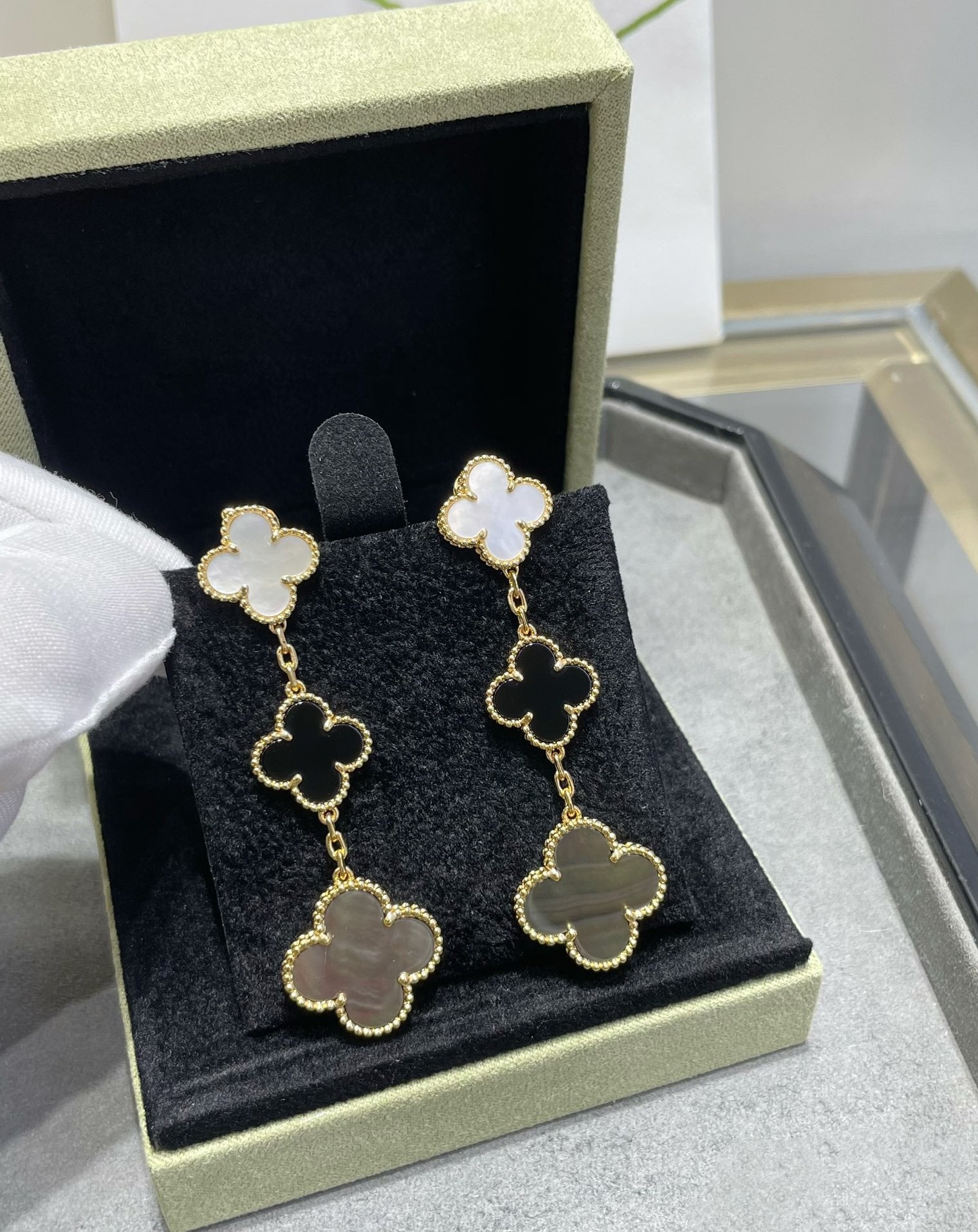 ¡®Imperial¡¯CLOVER 3 MOTIF MOP ONYX DARK MOP PINK GOLD EARRINGS