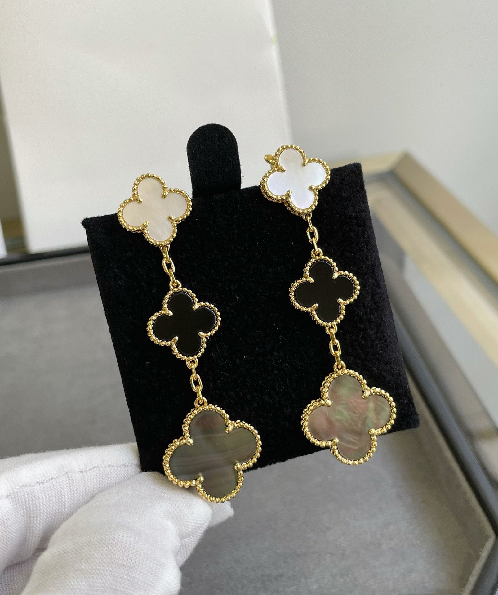¡®Imperial¡¯CLOVER 3 MOTIF MOP ONYX DARK MOP PINK GOLD EARRINGS