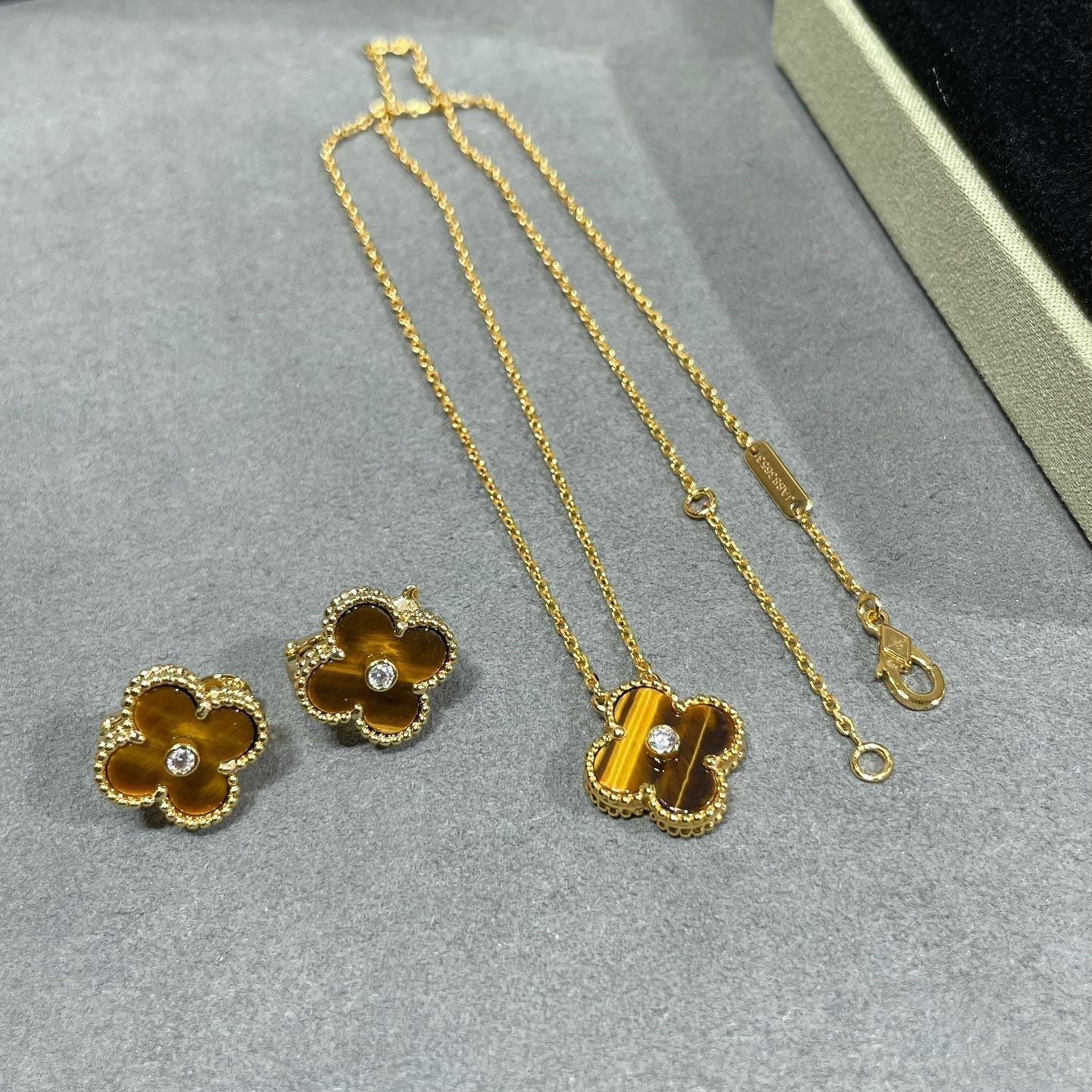 ¡®Imperial¡¯CLOVER 15MM DIAMOND AND YELLOW TIGER'S EYE AGATE necklace