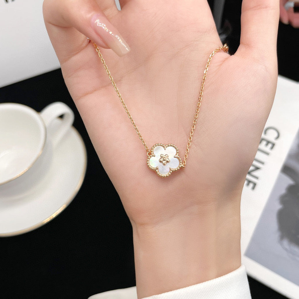 ¡®Imperial¡¯LUCKY  WHITE MOP  PLUM BLOSSOM NECKLACE
