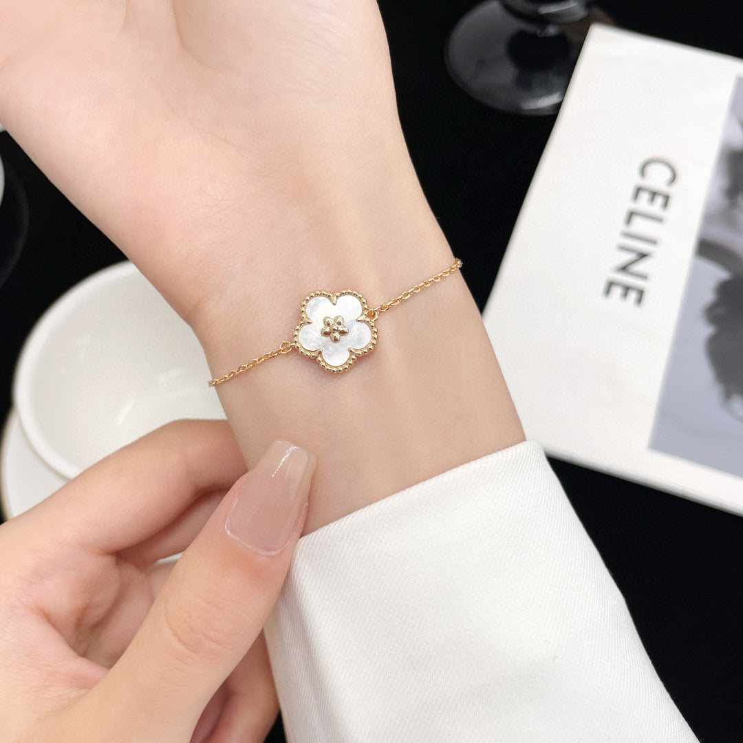¡®Imperial¡¯LUCKY WHITE MOP PLUM BLOSSOM  BRACELET