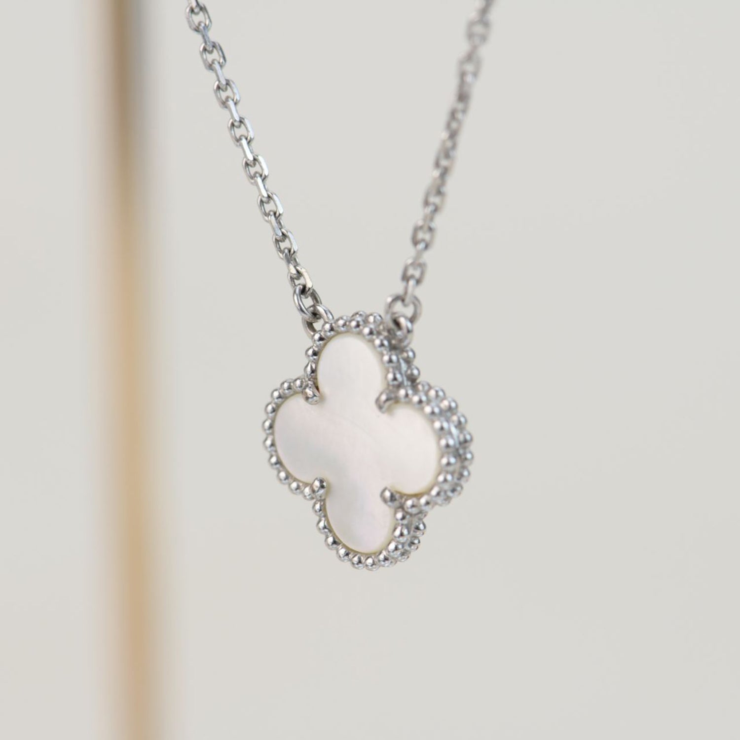 ¡®Imperial¡¯CLOVER  15MM WHITE MOTHER-OF-PEARL SILVER